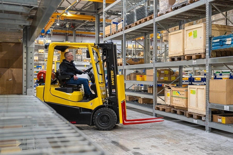 Carrelli a combustione interna ed elettrici: differenze e applicazioni