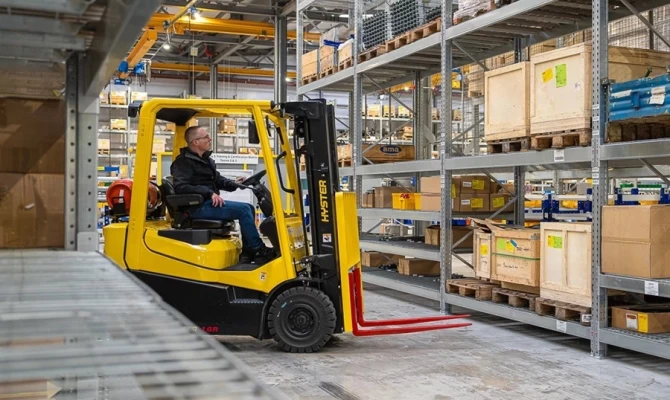 Carrelli a combustione interna ed elettrici: differenze e applicazioni